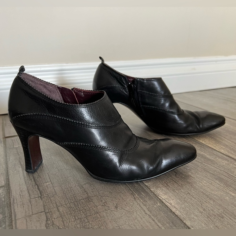 Woman Natural Leather Pointed Toe Ankle Booties (size 7)